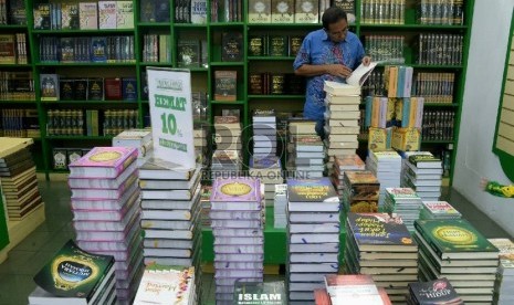 Sejumlah pengunjung memilih buku agama di toko buku Wali Songo, Jakarta, Senin (29/6).  (Republika/Prayogi)