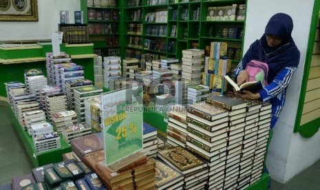 Sejumlah pengunjung memilih buku agama di toko buku Wali Songo, Jakarta, Senin (29/6).  (Republika/Prayogi)