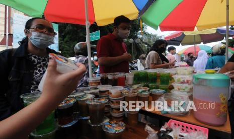 Polres Madiun Bagikan Ratusan Bungkus Takjil kepada Pengendara (ilustrasi).