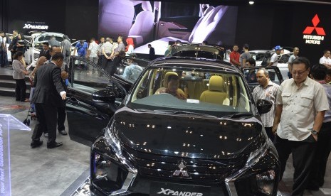 Sejumlah pengunjung memperhatikan mobi keluarga serbaguna (multi purpose vehicle/MPV), Mitsubishi Xpander dalam pameran Gaikindo Indonesia International Auto Show (GIIAS) 2017, ICE-BSD City, Tangerang, Banten, Rabu (16/8). 