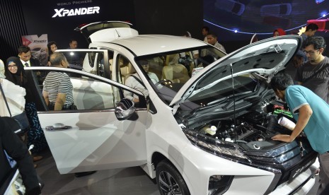 Sejumlah pengunjung memperhatikan mobi keluarga serbaguna (multi purpose vehicle/MPV), Mitsubishi Xpander dalam pameran Gaikindo Indonesia International Auto Show (GIIAS) 2017, ICE-BSD City, Tangerang, Banten, Rabu (16/8).