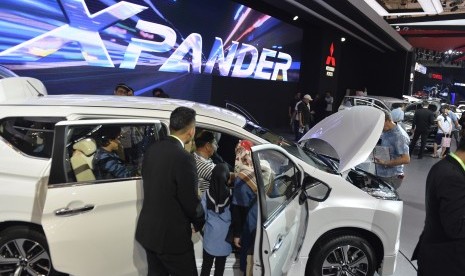 Sejumlah pengunjung memperhatikan mobi keluarga serbaguna (multi purpose vehicle/MPV), Mitsubishi Xpander dalam pameran Gaikindo Indonesia International Auto Show (GIIAS) 2017, ICE-BSD City, Tangerang, Banten, Rabu (16/8). 