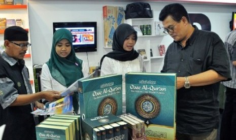 Sejumlah pengunjung memperhatikan Mushaf Oase Al-Qur'an di stan Republika, di ajang Islamic Book Fair (IBF) ke-14 tahun 2015, Istora Senayan, Jakarta, Ahad (1/3)