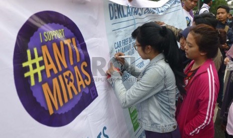  Sejumlah  pengunjung menandatangani Deklarasi Antimiras yang digelar Kelompok pemuda Gerakan Antimiras (minuman keras) Nasional di Car Free Day (CFD) di kawasan Dago,  Bandung, Ahad (19/1). (Republika/Edi Yusuf)