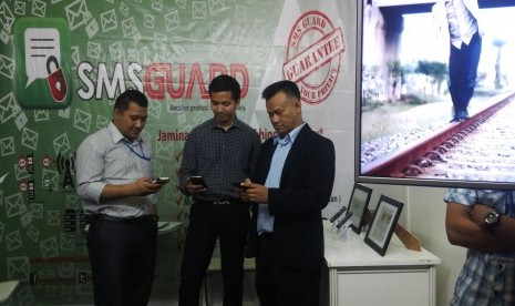 Sejumlah pengunjung mencoba SMS Guard di arena Indocomtech