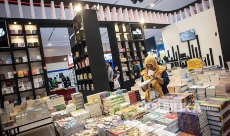 Sejumlah pengunjung mengamati buku yang dihadirkan dalam Indonesia International Book Fair (IIBF) 2019 di JCC Senayan, Jakarta, Rabu (4/9/2019). 