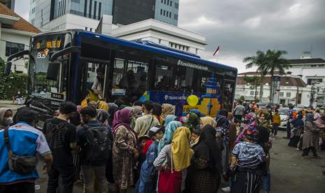 Sejumlah pengunjung mengantre untuk menaiki bus Trans Metro Pasundan di kawasan Alun-alun Bandung, Jawa Barat, Ahad (8/5/2022). Disparbud mencatat penerapan prokes di 59 destinasi wisata Jabar berlangsung baik.