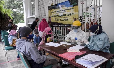 Sejumlah pengunjung mengantre untuk menjalani rapid test antigen di Bandung Zoological Garden, Kota Bandung.