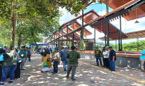 Sejumlah pengunjung menikmati suasana di objek wisata Situ Gede, Kota Tasikmalaya, Sabtu (14/1/2023).