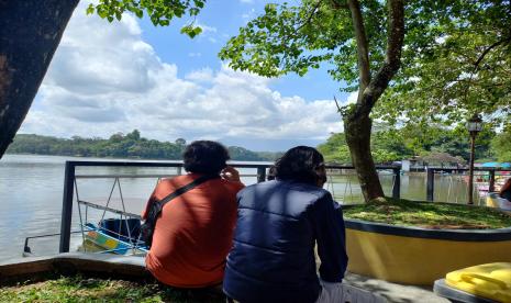 Sejumlah pengunjung menikmati suasana di objek wisata Situ Gede, Kota Tasikmalaya, Sabtu (14/1/2023). Gubernur Jabar Ridwan Kamil minta Pemkot Tasikmalaya mengundang investor ke Situ Gede