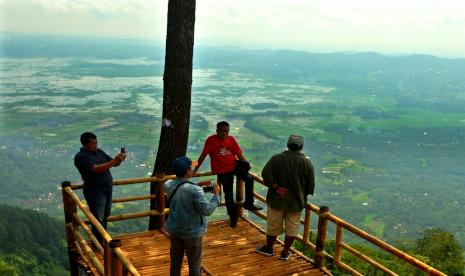 Sejumlah pengunjung menikmati suasana di salah satu wahana yang ada di puncak Gunung Gajah, Desa Wisata Nogosaren, kecamatan Getasan, Kabupaten Semarang, Ahad (18/4). Desa wisata di Kabupaten Semarang diimbau untuk menegakkan penerapan protokol kesehatan dan SOP pencegahan Covid-19 demi menarik kunjungan di masa pandemic.