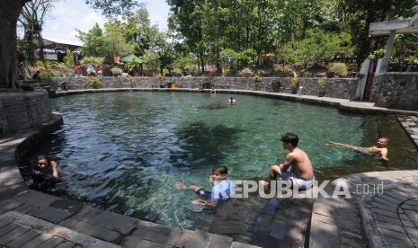 Sejumlah pengunjung menikmati suasana di Umbul Besuki, Ponggok, Polanharjo, Klaten, Jawa Tengah, Selasa (5/9/2021). Turunnya di level 2 pada Pemberlakuan Pembatasan Kegiatan Masyarakat (PPKM) wilayah aglomerasi Solo Raya, pengelola wisata di daerah tersebut mulai membuka lokasi wisata air dengan tetap menerapkan protokol kesehatan.