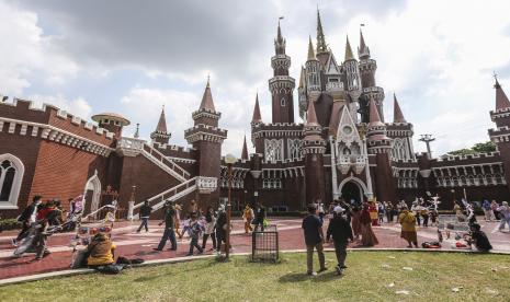 Sejumlah pengunjung menikmati suasana Istana Anak Anak Indonesia di kawasan Taman Mini Indonesia Indah (TMII), Jakarta, Kamis (5/5/2022). Pengelola TMII kembali menutup objek wisata di Jakarta Timur tersebut untuk melanjutkan proses revitalisasi.