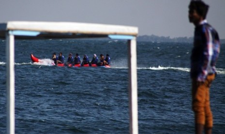 Sejumlah pengunjung menikmati wahana air banana boat di Pulau Untung Jawa, Kepulauan Seribu, Jakarta 