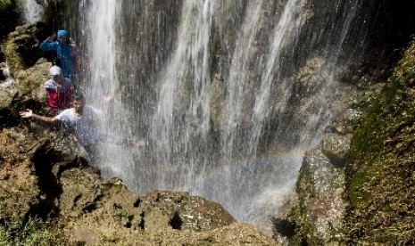 Sejumlah pengunjung menikmati wisata air terjun Sri Gethuk di Gunung Kidul, Yogyakarta.