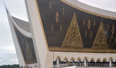 Sejumlah pengunjung menikmati wisata religius di halaman Masjid Raya Sumatera Barat, di Padang, Senin (12/12).