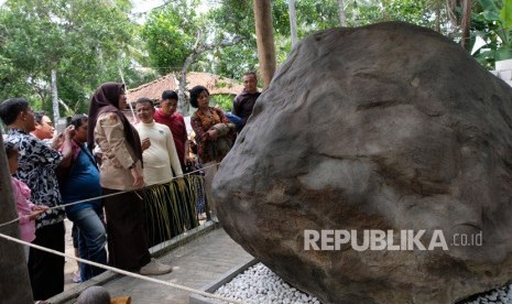 Sejumlah pengunjung menyaksikan batu prasasti di komplek Keraton Agung Sejagad Desa Pogung Jurutengah, Bayan, Purworejo, Jawa Tengah, Selasa (14/1/2020).