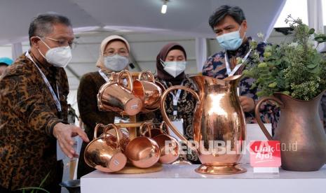 Sejumlah pengunjung menyaksikan produk kerajinan berbahan tembaga di salah satu gerai di arena Festival Joglosemar di kompleks Taman Wisata Candi (TWC) Borobudur, Magelang, Jateng, Kamis (20/5/2021). Festival Joglosemar yang diselenggarakan oleh Kementerian Perindustrian, Bank Indonesia, Pemerintah Provinsi Jawa Tengah dan DI Yogyakarta memamerkan berbagai hasil kerajinan unggulan Usaha Mikro Kecil dan Menengah/Industri Kecil dan Menengah (UMKM/IKM) di wilayah Jateng dan DIY.