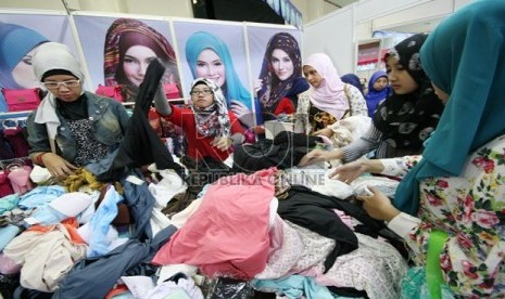  Sejumlah pengunjung sedang memilih kerudung di acara 'Indonesia Hijab Fest 2013' di Gedung Sabuga, Bandung, Jumat (31/5).  (Republika/Edi Yusuf)