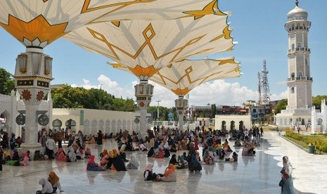 Sejumlah pengunjung yang datang dari berbagai daerah berada di Masjid Raya Baiturrahman, Banda Aceh, Jumat (22/6).