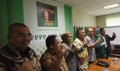 Sejumlah pengurus DPP PPP mengepalkan tangan usai memberikan keterangan kepada media mengenai kabar ditangkapnya politisi PPP Ivan Haz terkait kasus narkoba di Kompleks Parlemen Senayan, Jakarta, Selasa (23/2)