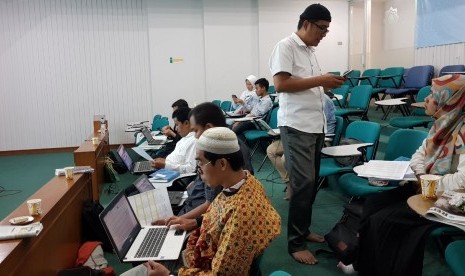 Sejumlah pengurus masjid mengikuti acara 'Pelatihan Akuntansi Masjid secara Online' di Masjid Pusdai, Bandung, Jawa Barat, Sabtu (21/4).