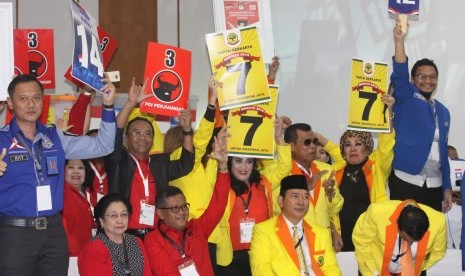 Sejumlah pengurus partai politik menghadiri pengundian nomor urut partai politik peserta pemilu 2019 di Gedung KPU, Jakarta, Ahad (18/2). 