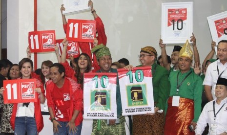 Sejumlah pengurus partai politik menghadiri pengundian nomor urut partai politik peserta pemilu 2019 di Gedung KPU, Jakarta, Ahad (18/2). 