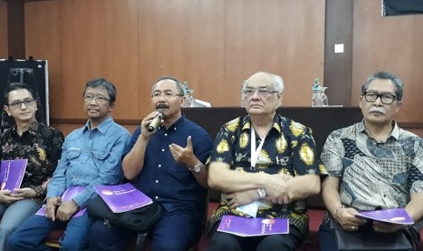 Sejumlah pengurus Perkumpulan Endokrinologi Indonesia memaparkan akan menggelar seminar untuk meningkatkan pengetahuan tenaga medis atas kasus tiroid. 