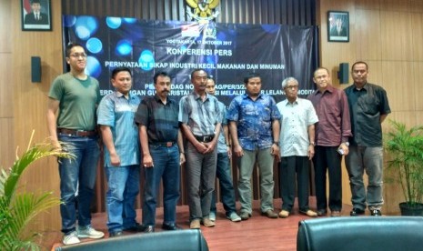 Sejumlah pengusaha Industri Kecil dan Menengah Produsen Makanan dan Minuman (IKM mamin) dari Daerah Istimewa Yogyakarta (DIY), Jawa Tengah, dan Jawa Barat usai menggelar konferensi pers terkait Peraturan Menteri Perdagangan Nomor 16/M-DAG/PER/3/2017 tentang perdagangan gula kristal rafinasi (GKR), Selasa (17/10).