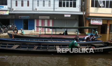 Sejumlah penjaja ojek perahu cepat bersandar di jalanan di Pasar Sungai Durian yang dilanda banjir di Sintang, Kalimantan Barat, Kamis (18/11/2021). Kementerian Pekerjaan Umum dan Perumahan Rakyat (PUPR) akan membangun geobag atau kantong geotekstil berisi tanah dan dijahit berbentuk bantalan yang digunakan di tepian sungai, perlindungan pantai dan pemecah gelombang lepas pantai, untuk penanganan banjir jangka pendek di Kabupaten Sintang. 