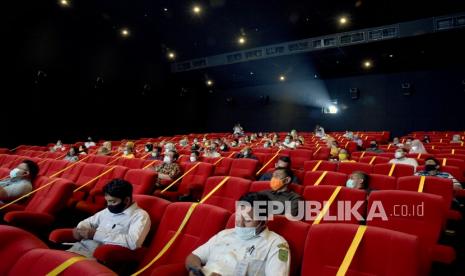 Sejumlah penonton duduk menjaga jarak di dalam studio pada hari pertama pembukaan kembali bioskop Cinepolis Cinemas, di Mal Living World, Kota Pekanbaru, Riau. Perilaku menonton kembali seperti sebelum pandemi meski diterapkan prokes maksimal