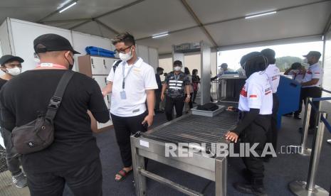 Sejumlah penonton melewati pintu pengecekan sebelum menonton MotoGP 2022 di gerbang Deluxe Class Pertamina Mandalika International Street Circuit di KEK Mandalika, Desa Kuta, Kecamatan Pujut, Praya, Lombok Tengah, NTB, Jumat (18/3/2022). Ribuan penonton mulai berdatangan dari Lombok dan berbagai daerah di Indonesia untuk menyaksikan balapan MotoGP seri kedua di Sirkuit Mandalika.