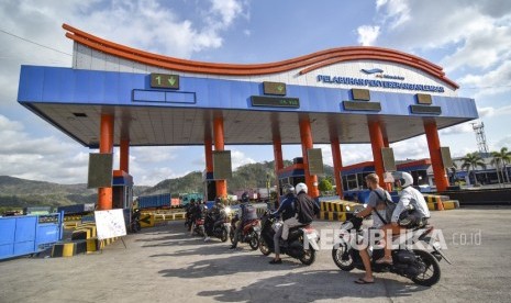 Sejumlah penumpang antre saat memasuki pintu gerbang Pelabuhan Penyeberangan Lembar di Kecamatan Lembar, Lombok Barat, NTB.