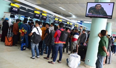 Sejumlah penumpang antri untuk mengembalikan tiket di terminal keberangkatan Bandara Internasional Lombok (BIL) di Praya, NTB, Kamis (5/11).