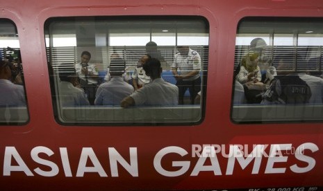 Sejumlah penumpang berada di dalam gerbong Light Rail Transit (LRT) Palembang di Stasiun Dekranasda Jakabaring (DJKA), Palembang, Sumatra Selatan, Senin (23/7). 