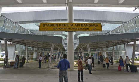  Sejumlah penumpang berada di Stasiun Kereta Api Bandara Internasional Kualanamu, Kabupaten Deli Serdang, Sumut, Kamis (27/3).  (Antara/Widodo S. Jusuf)