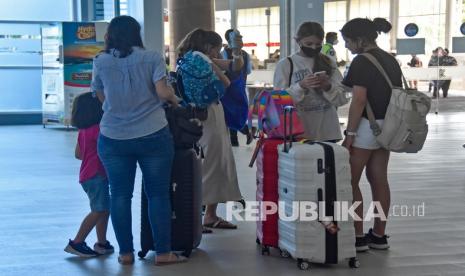 Sejumlah penumpang berada di terminal kedatangan Bandara Internasional Lombok (BIL) di Praya, Lombok Tengah, NTB, Kamis (17/3/2022). Menurut data Angkasa Pura I Bandara Internasional Lombok memperkirakan satu hari menjelang MotoGP Mandalika sebanyak 5.700 orang penumpang mendarat di Lombok dari berbagai maskapai penerbangan dan daerah yang sebagian besar diantaranya datang untuk menyaksikan MotoGP. 