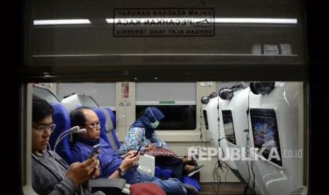 Sejumlah penumpang berada didalam rangkain Kereta Argo Lawu relasi Stasiun Gambir-Solo Balapan.