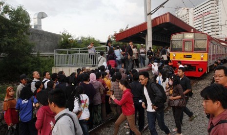 Sejumlah penumpang berebut menaiki KRL kommuter di stasiun Kampung Bandan, Jakarta Utara, Jumat (20/4). (Republika/Adhi Wicaksono)