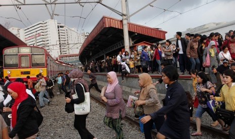 Sejumlah penumpang berebut menaiki KRL kommuter di stasiun Kampung Bandan, Jakarta Utara, Jumat (20/4). (Republika/Adhi Wicaksono)