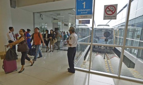  Sejumlah penumpang berjalan keluar dari kereta api di Stasiun Kereta Api Bandara Internasional Kualanamu, Kabupaten Deli Serdang, Sumut, Kamis (27/3).