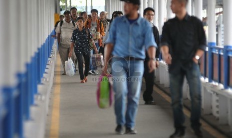  Sejumlah penumpang berjalan menuju kapal roro untuk menyebrang ke Pulau Sumatera melalui Pelabuhan Merak, Banten, Ahad (27/7). (Republika/Prayogi)