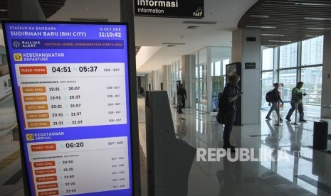 Sejumlah penumpang berjalan menuju pintu keluar seusai menggunakan jasa transportasi kereta bandara Railink di Stasiun BNI City, Jakarta, Senin (15/10).