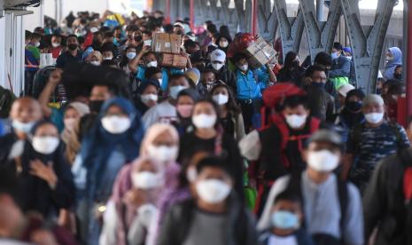 Sejumlah penumpang berjalan setibanya di Stasiun Pasar Senen, Jakarta Pusat, Kamis (5/5/2022). 