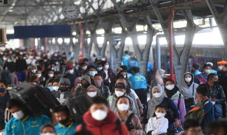 Sejumlah penumpang berjalan setibanya di Stasiun Pasar Senen, Jakarta, Kamis (5/5/2022). PT KAI mencatat pada H+2 Ramadhan sebanyak 14.700 pemudik kembali ke Jakarta melalui Stasiun Pasar Senen, sementara 14.900 lainnya kembali melalui Stasiun Gambir.