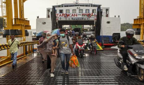 Sejumlah penumpang bersepeda motor antre turun dari kapal Roro di Pelabuhan ASDP Telaga Punggur, Batam.  PT ASDP Indonesia Ferry (Persero) mengincar peluang bisnis logistik curah. Direktur Utama ASDP Indonesia Ferry Ira Puspadewi mengatakan logistik curah yang dilayani selama pandemi memperlihatkan angka yang cukup baik. 