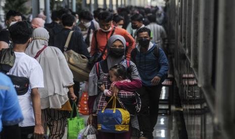 Sejumlah penumpang bersiap menaiki kereta di Stasiun Pasar Senen, Jakarta, Rabu (27/4/2022). 