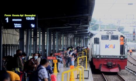 Sejumlah penumpang bersiap menaiki kereta di Stasiun Pasar Senen, Jakarta.