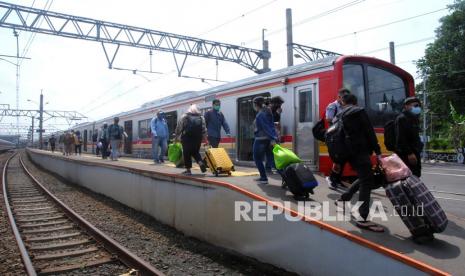 Sejumlah penumpang bersiap menaiki KRL Commuter Line di Stasiun Bogor, Jawa Barat.